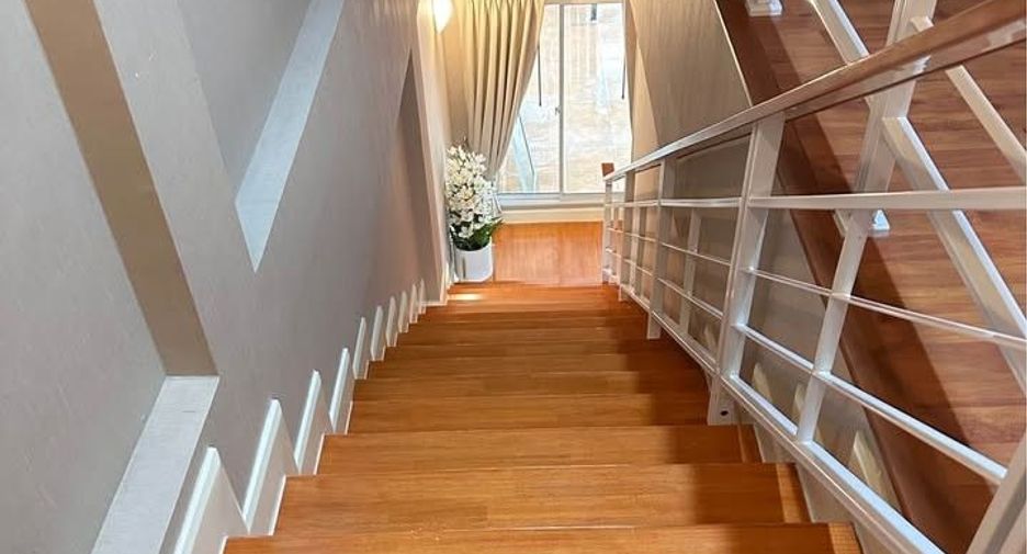 For rent 3 bedrooms townhouse in Lat Krabang, Bangkok