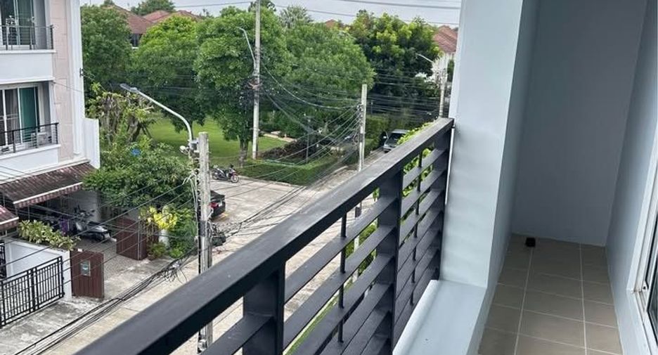For rent 3 bedrooms townhouse in Lat Krabang, Bangkok