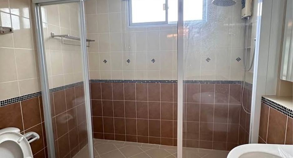 For rent 3 bedrooms townhouse in Lat Krabang, Bangkok