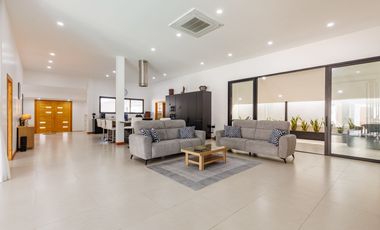 For sale 4 bedrooms villa in Mueang Phuket, Phuket