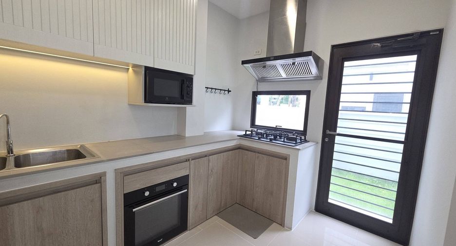 For rent 5 bedrooms house in Lat Krabang, Bangkok