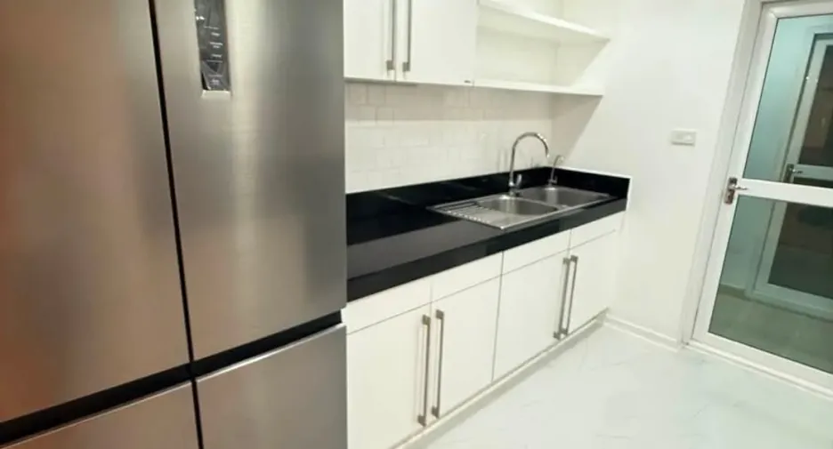 For rent 3 bedrooms condo in Pathum Wan, Bangkok