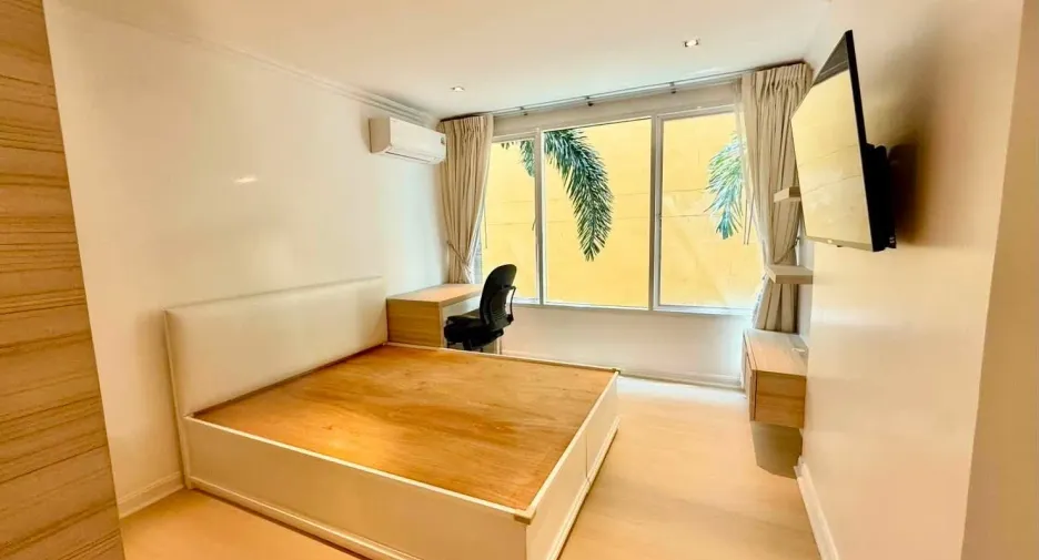 For rent 3 bedrooms condo in Pathum Wan, Bangkok