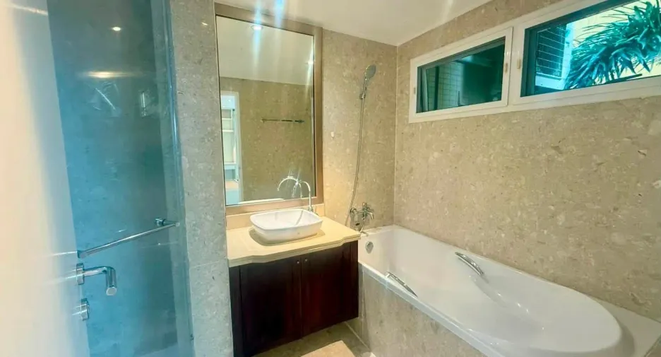For rent 3 bedrooms condo in Pathum Wan, Bangkok