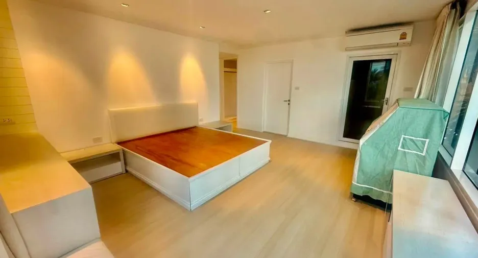 For rent 3 bedrooms condo in Pathum Wan, Bangkok