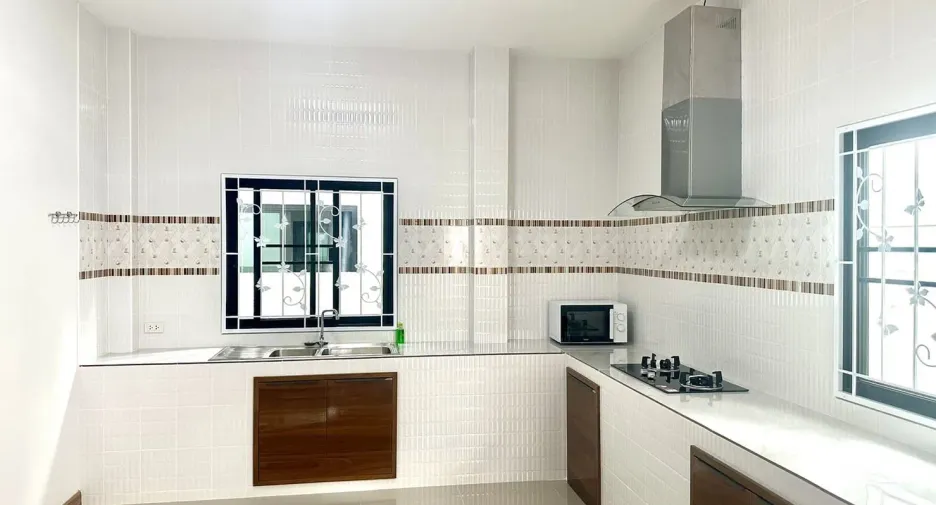 For rent 4 bedrooms house in Mueang Chiang Mai, Chiang Mai