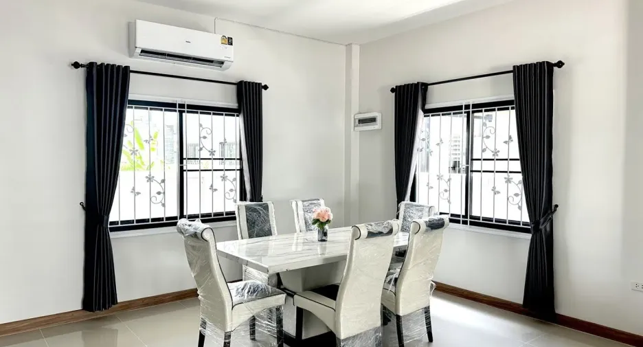 For rent 4 bedrooms house in Mueang Chiang Mai, Chiang Mai