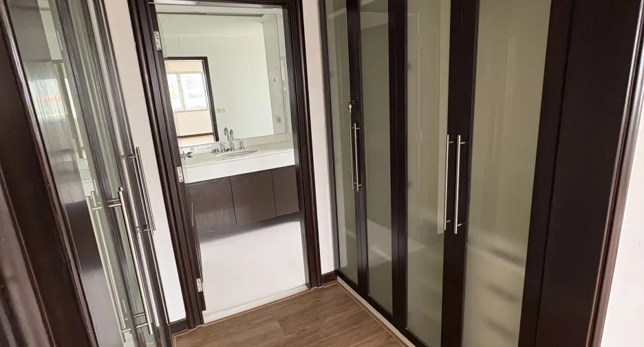 For rent 3 bedrooms apartment in Sathon, Bangkok