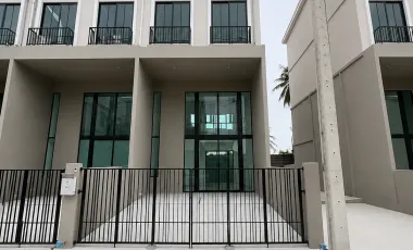 For rent 3 bedrooms townhouse in Bang Khae, Bangkok