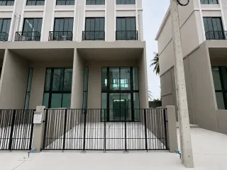 For rent 3 bedrooms townhouse in Bang Khae, Bangkok
