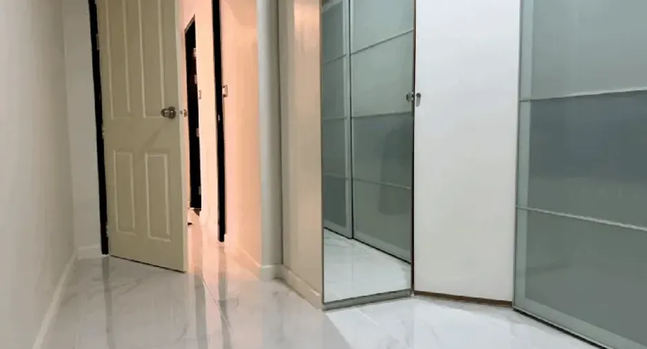 Condo en alquiler de 2 habitaciones en Huai Khwang, Bangkok