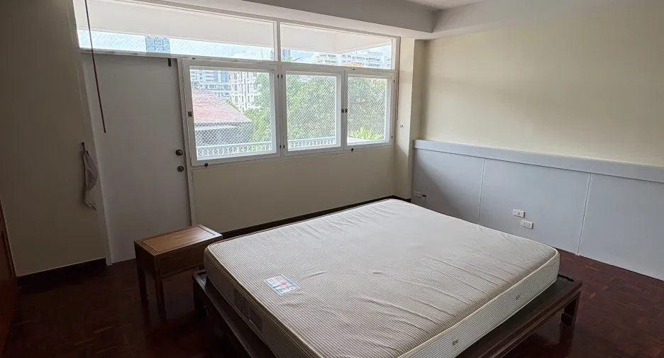For rent 4 bedrooms apartment in Sathon, Bangkok