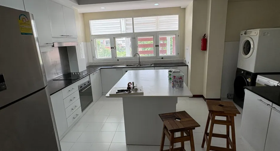 For rent 4 bedrooms apartment in Sathon, Bangkok