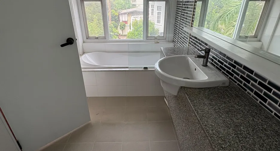 For rent 4 bedrooms apartment in Sathon, Bangkok