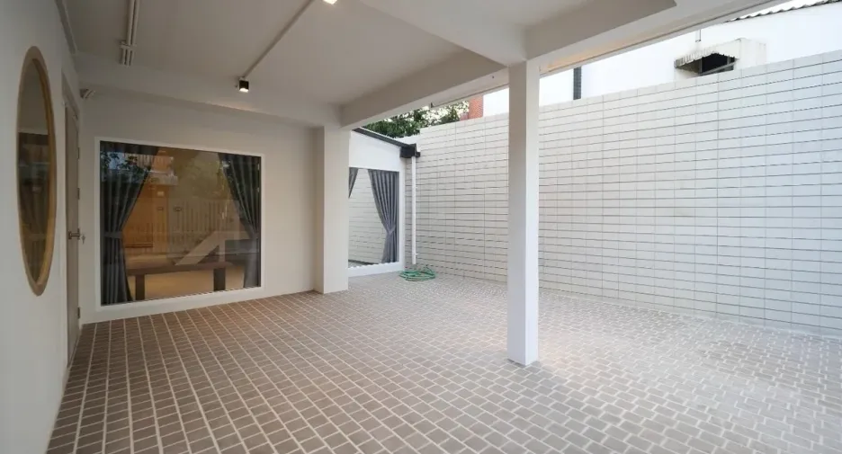 For rent 3 bedrooms townhouse in Huai Khwang, Bangkok