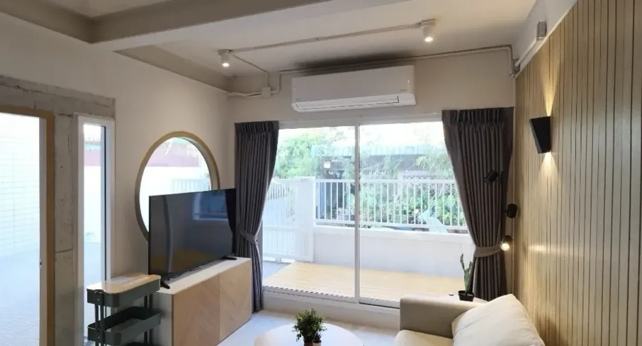 For rent 3 bedrooms townhouse in Huai Khwang, Bangkok
