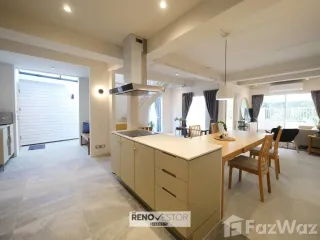 For rent 3 bedrooms townhouse in Huai Khwang, Bangkok