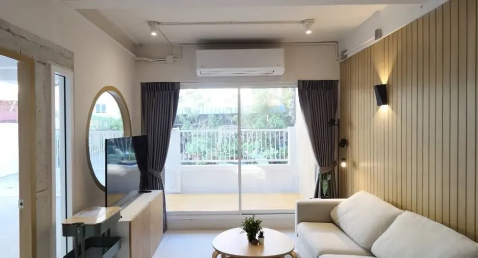For rent 3 bedrooms townhouse in Huai Khwang, Bangkok