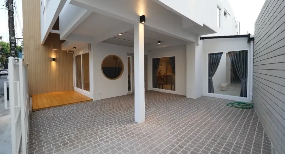 For rent 3 bedrooms townhouse in Huai Khwang, Bangkok