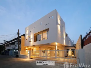 For rent 3 bedrooms townhouse in Huai Khwang, Bangkok
