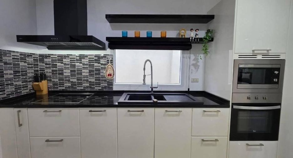 Casa en alquiler de 3 habitaciones en Bang Lamung, Chonburi