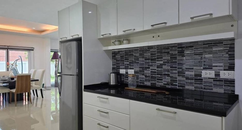 Casa en alquiler de 3 habitaciones en Bang Lamung, Chonburi