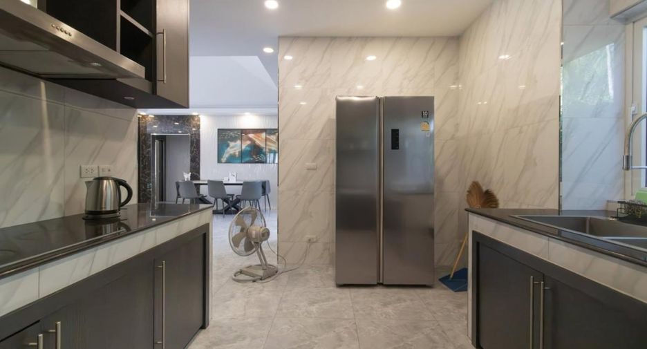 Casa en alquiler de 5 habitaciones en Bang Lamung, Chonburi