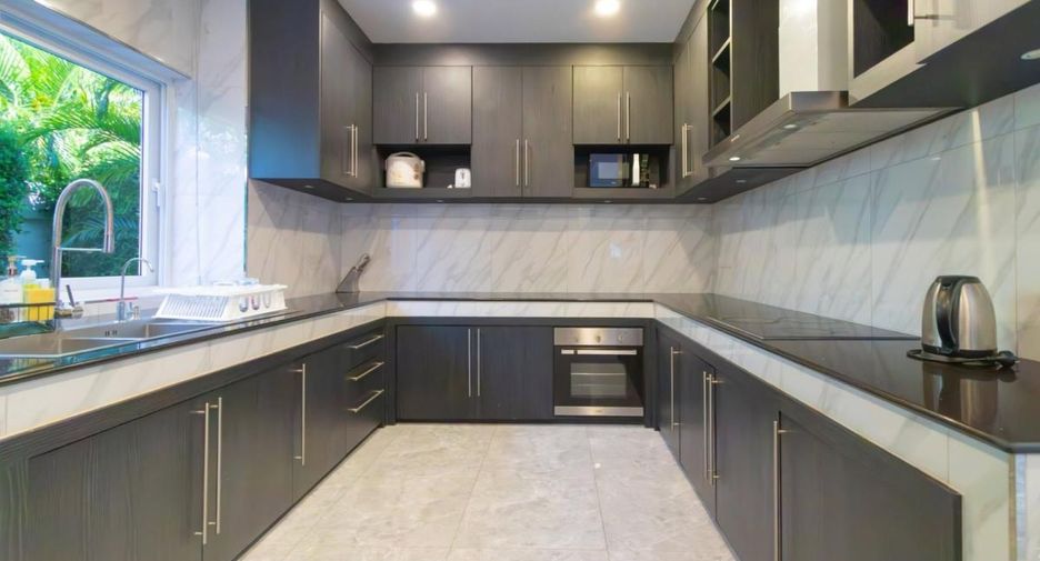 Casa en alquiler de 5 habitaciones en Bang Lamung, Chonburi