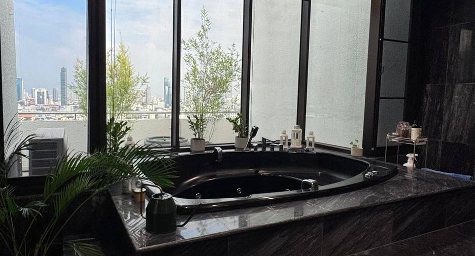 For rent 4 bedrooms condo in Watthana, Bangkok