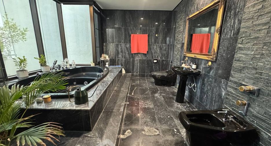 For rent 4 bedrooms condo in Watthana, Bangkok