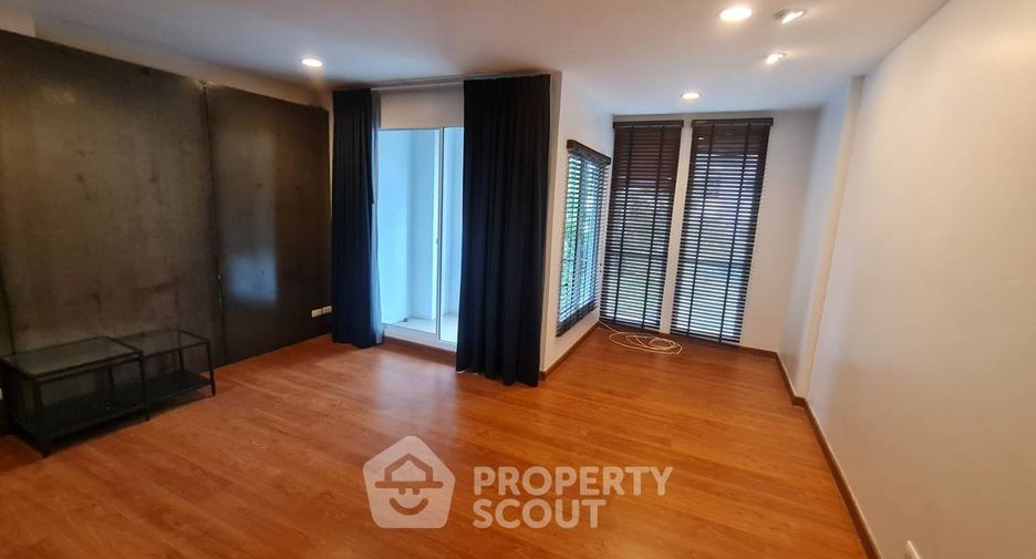 For rent 3 bedrooms townhouse in Chom Thong, Bangkok