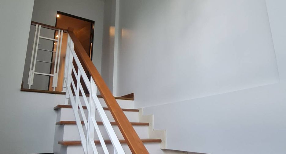 For rent 3 bedrooms townhouse in Chom Thong, Bangkok