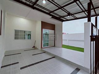 Casa adosada en venta de 2 habitaciones en Thawi Watthana, Bangkok