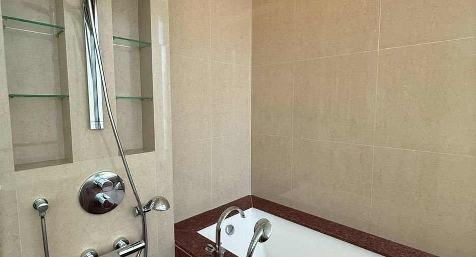 For rent 3 bedrooms condo in Pathum Wan, Bangkok