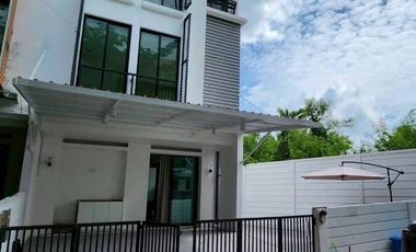 For rent 3 bedrooms townhouse in Suan Luang, Bangkok