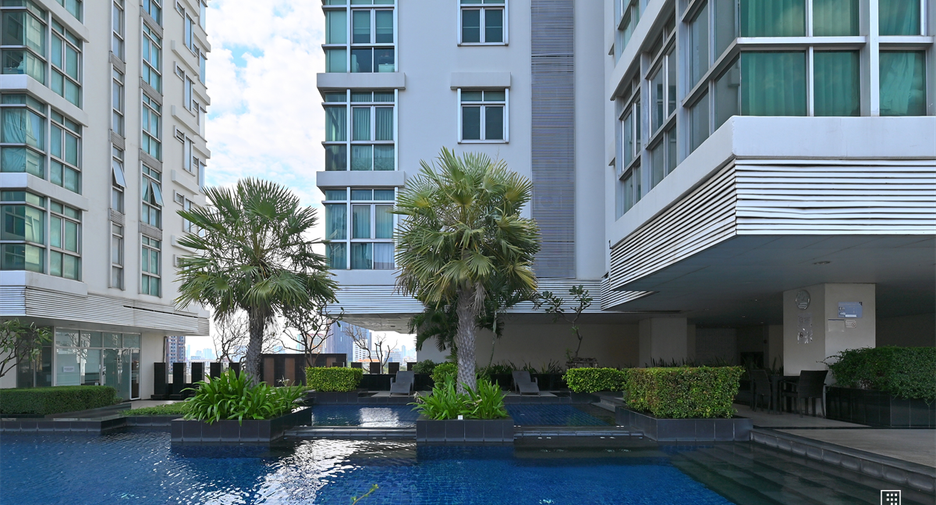 For rent 3 bedrooms condo in Khlong Toei, Bangkok