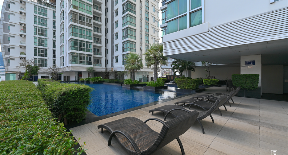 For rent 3 bedrooms condo in Khlong Toei, Bangkok