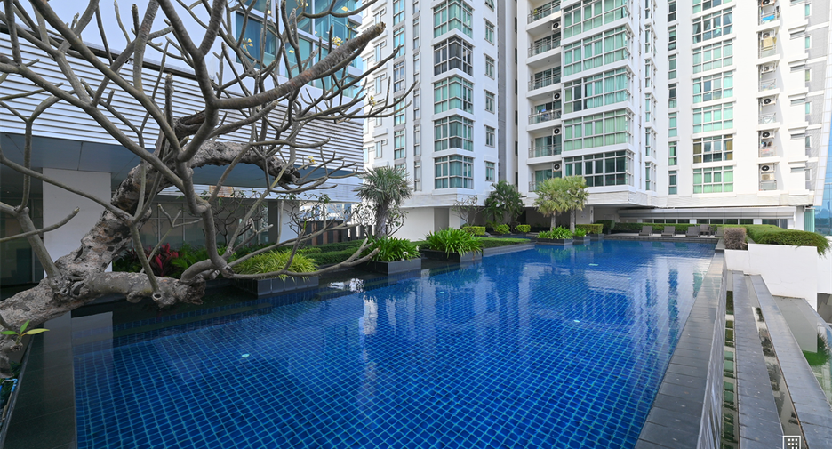 For rent 3 bedrooms condo in Khlong Toei, Bangkok