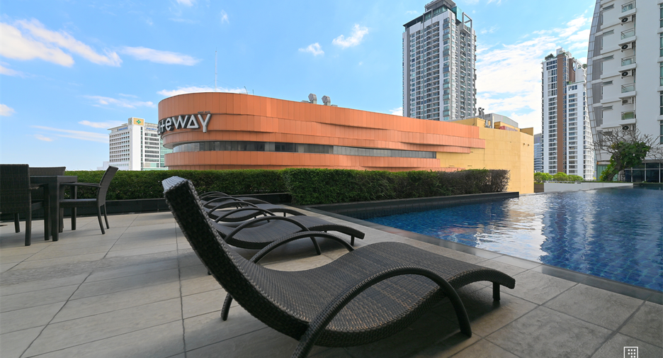 For rent 3 bedrooms condo in Khlong Toei, Bangkok