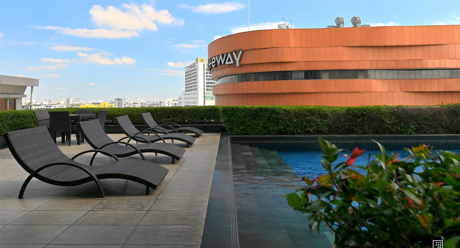 For rent 3 bedrooms condo in Khlong Toei, Bangkok