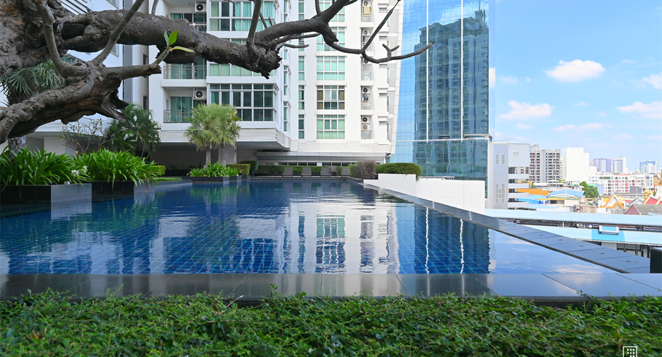 For rent 3 bedrooms condo in Khlong Toei, Bangkok