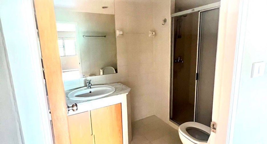For rent 3 bedrooms condo in Pathum Wan, Bangkok