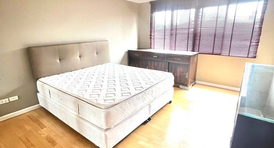 For rent 3 bedrooms condo in Pathum Wan, Bangkok