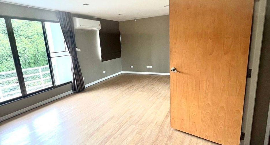 For rent 3 bedrooms condo in Pathum Wan, Bangkok