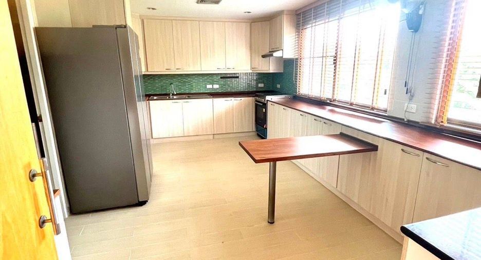 For rent 3 bedrooms condo in Pathum Wan, Bangkok