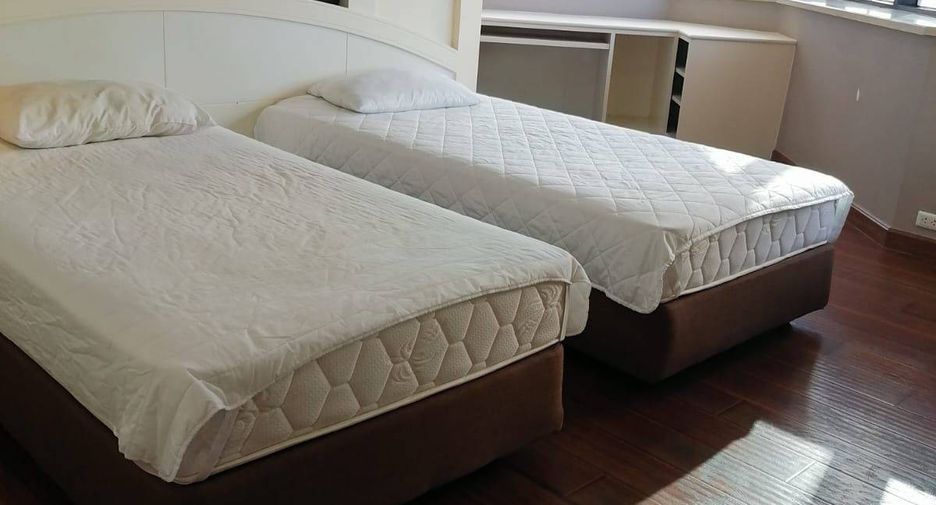 For rent 3 bedrooms condo in Khlong Toei, Bangkok