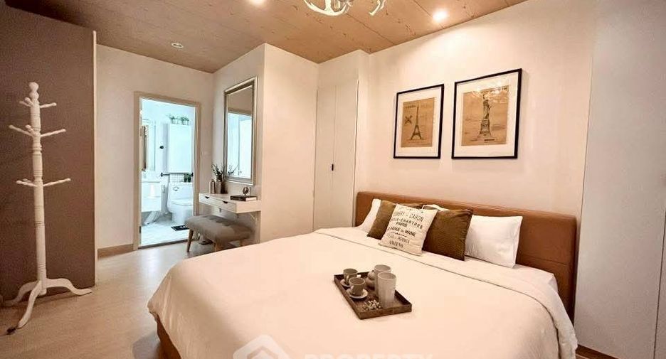 For rent 3 bedrooms condo in Huai Khwang, Bangkok