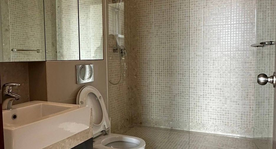 For rent 3 bedrooms condo in Phra Khanong, Bangkok