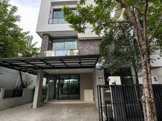 À louer 4 chambres maison à Lat Phrao, Bangkok