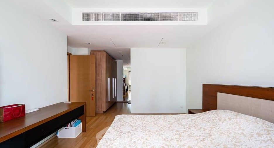 For rent 2 bedrooms condo in Pathum Wan, Bangkok